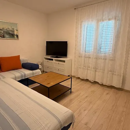 Cosy Frane Island شقة